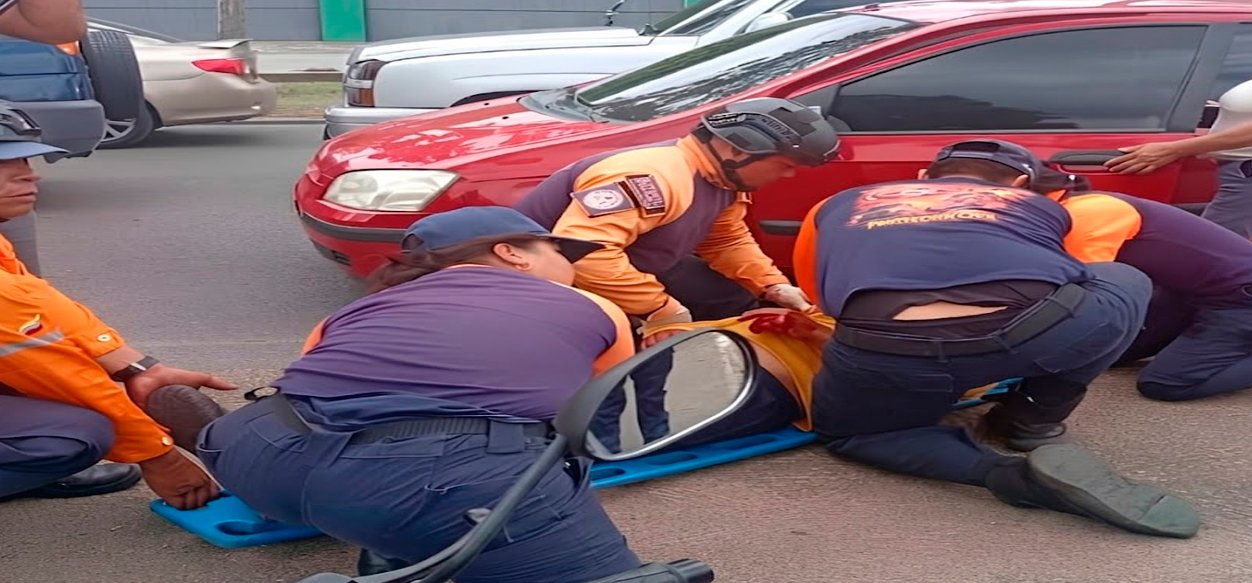Un herido tras colisión entre carro y moto frente a La Guaricha en Maturín