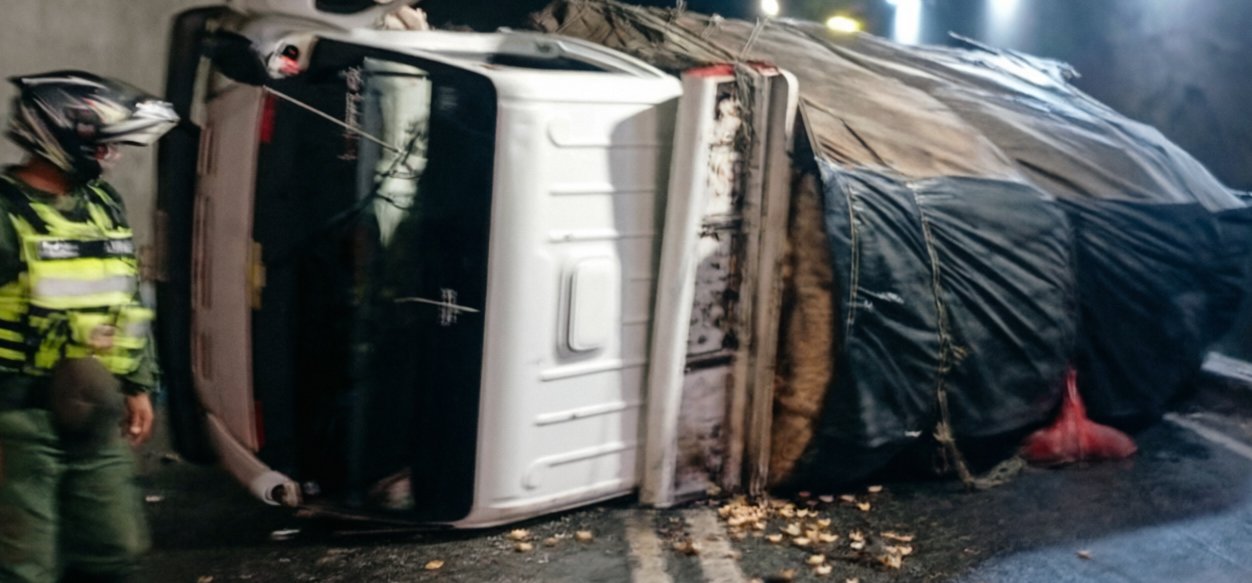 Volcamiento de vehículo de carga pesada produjo cierre del túnel La Cabrera