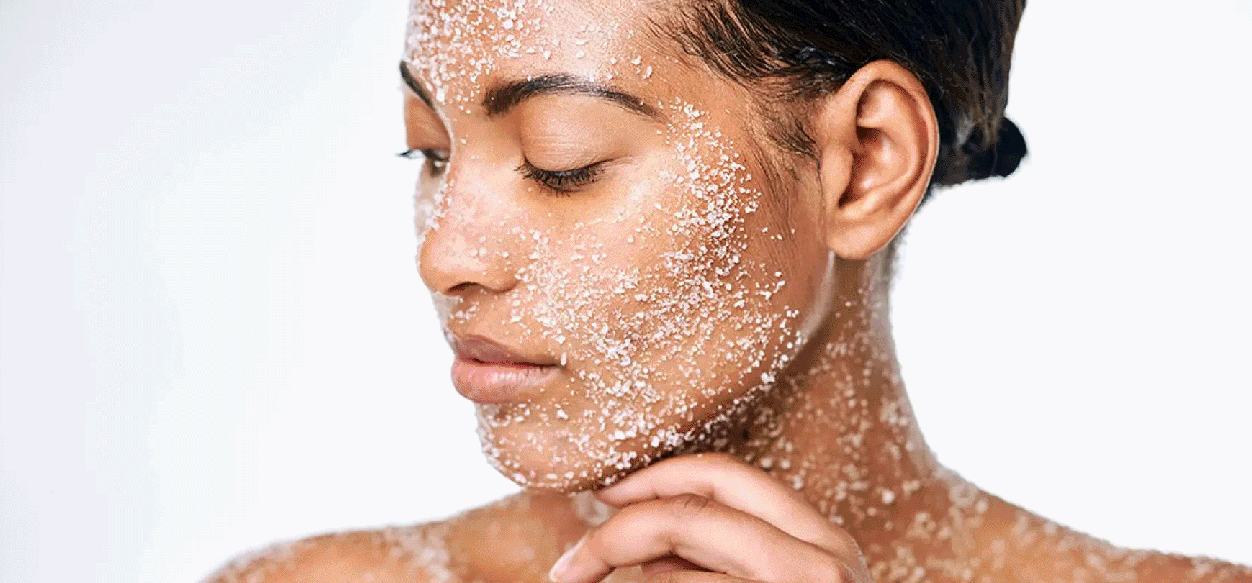 Exfoliar la piel con regularidad devuelve su belleza
