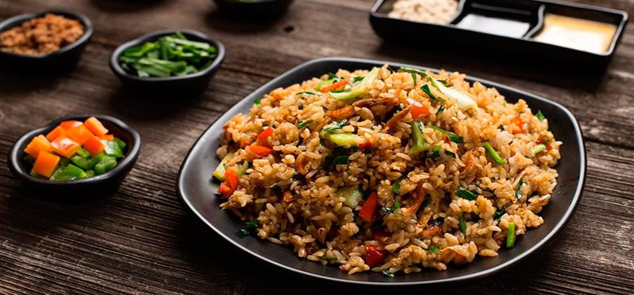 Prepara el clásico arroz chaufa de pollo